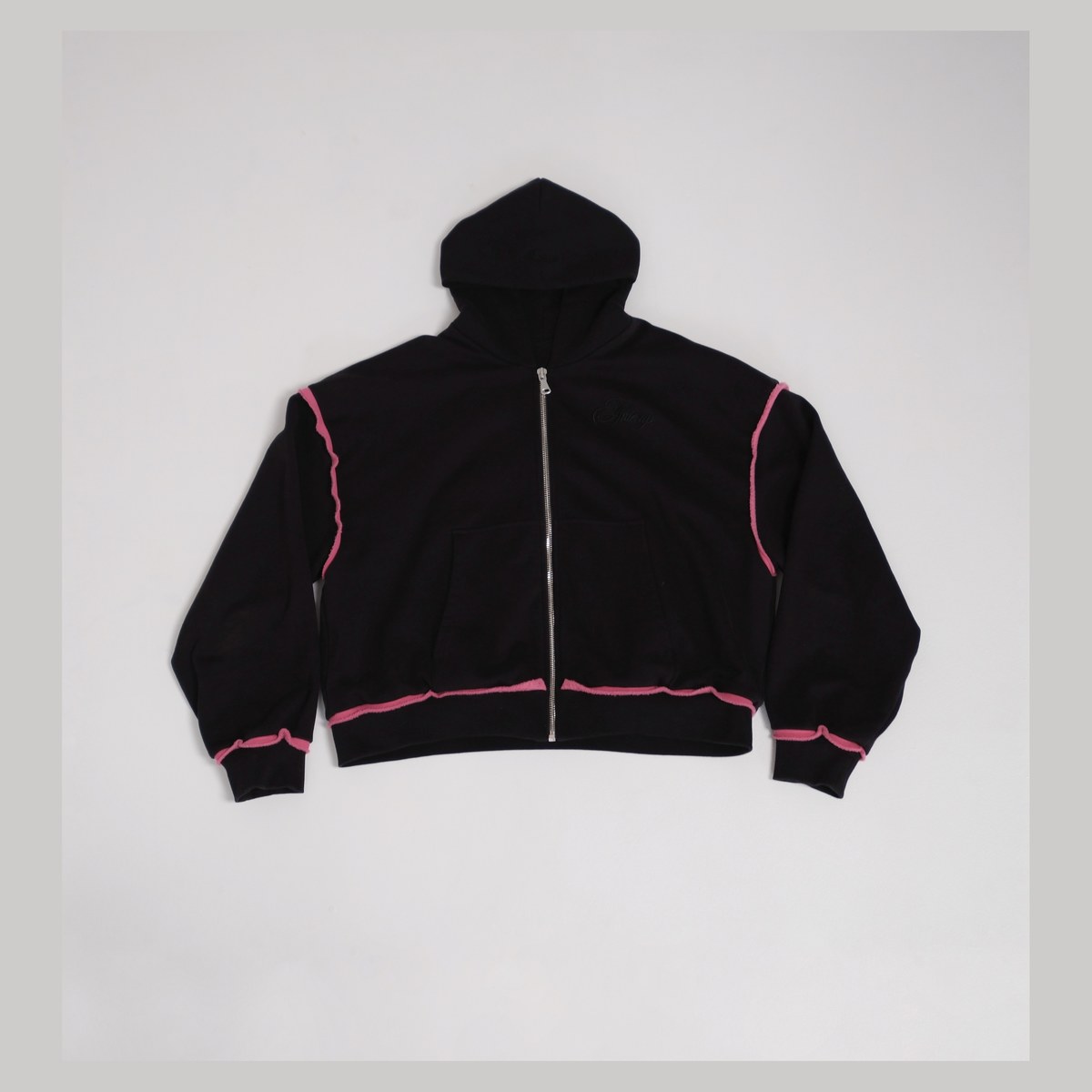 Clover Zip Hoodie / Black: чёрное худи на молнии с розовым кантом по швам, вид спереди