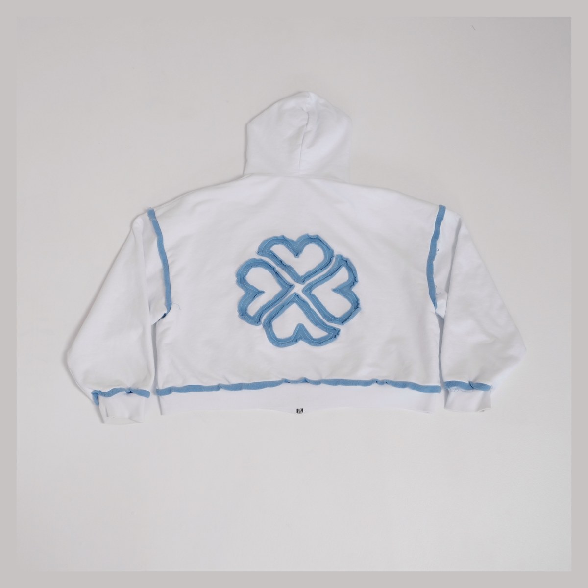 Clover Zip Hoodie / White: голубой клевер-аппликация на спине, вид сзади